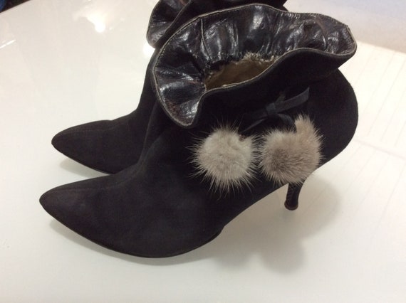 1940 ankle boots with fur pompoms / vintage black