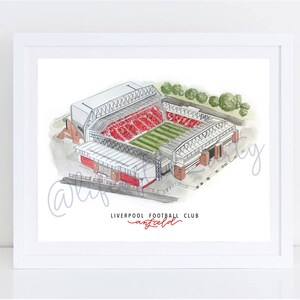 Puede incluir: Una ilustraci&oacute;n de acuarela del estadio de Anfield, hogar del Liverpool Football Club. El estadio se representa en una vista de p&aacute;jaro, mostrando los asientos rojos, el campo verde y los edificios circundantes.