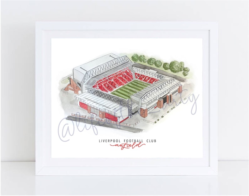 Puede incluir: Una ilustraci&oacute;n de acuarela del estadio de Anfield, hogar del Liverpool Football Club. El estadio se representa en una vista de p&aacute;jaro, mostrando los asientos rojos, el campo verde y los edificios circundantes.