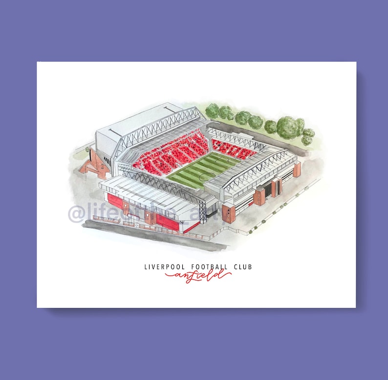 Puede incluir: Una ilustraci&oacute;n de acuarela del estadio de Anfield, hogar del Liverpool Football Club. El estadio se muestra desde una perspectiva a&eacute;rea, con las gradas llenas de asientos rojos y un campo verde en el centro. El texto "LIVERPOOL FOOTBALL CLUB Anfield" est&aacute; escrito debajo del estadio.