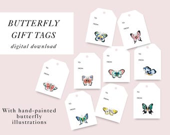Puede incluir: Etiquetas de regalo blancas con ilustraciones de mariposas pintadas a mano. Las etiquetas tienen un agujero en la parte superior e incluyen los campos "Para" y "De". También se ve el texto "BUTTERFLY GIFT TAGS digital download".