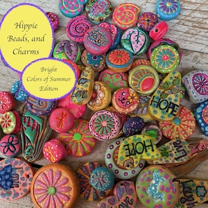 Puede incluir: Una colección de cuentas y abalorios hippies pintados a mano y coloridos. La imagen presenta una variedad de formas y diseños, incluyendo flores, espirales y patrones geométricos. El texto en la imagen dice "Hippie Beads, and Charms" y "Bright Colors of Summer Edition".