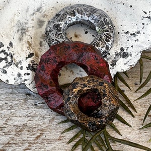 Conjunto de 3 anéis de donut esculpidos à mão