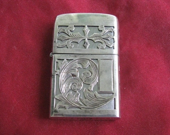Encendedor Zippo de 1950 con baño de plata esterlina mexicana y diseños florentinos y aztecas.