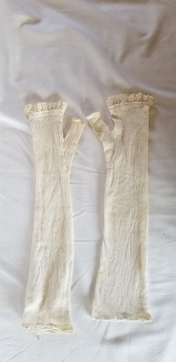 Vintage edwardian white lace fingerless gloves//An