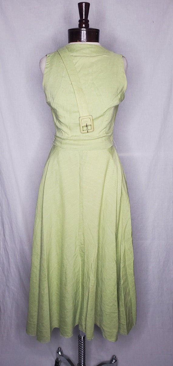 Vintage 1950s/1960s pea green linen dress//1950s p