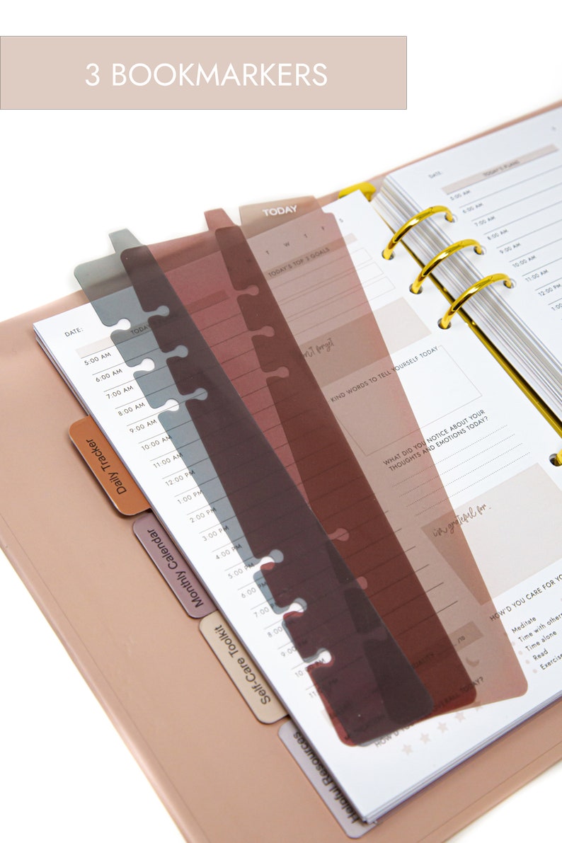 Peut inclure: Trois marque-pages translucides dans des tons de brun, gris et rose. Les marque-pages sont con&ccedil;us pour un planificateur &agrave; reliure &agrave; anneaux et comportent plusieurs trous sur le c&ocirc;t&eacute;. Les marque-pages sont &eacute;tiquet&eacute;s avec les mots "Daily Tracker", "Monthly Calendar", "Self-Care Toolkit", et "Helpful Resources".