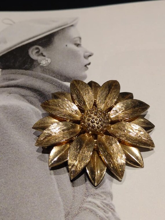 Sarah Coventry Daisy Brooch