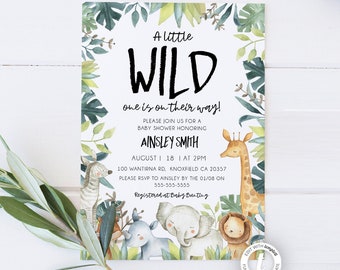 Puede incluir: Una invitación a una fiesta de bienvenida al bebé con temática de la selva. La invitación presenta un fondo de hojas verdes y marrones con una jirafa, una cebra, un rinoceronte, un elefante y un león. El texto dice "A little WILD one is on their way!" e incluye el nombre del bebé, la fecha, la hora y la ubicación.