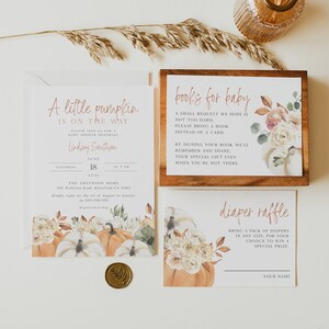 Pode incluir: Conjunto de papelaria para ch&aacute; de beb&eacute; com tema de ab&oacute;bora. O convite diz "A little pumpkin is on the way" com ilustra&ccedil;&otilde;es florais e de ab&oacute;boras. Inclui um sinal de "Livros para beb&eacute;" e um cart&atilde;o de "Rifa de fraldas".