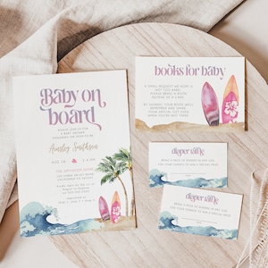 Puede incluir: Invitaci&oacute;n a una fiesta de bienvenida al beb&eacute; con un dise&ntilde;o de acuarela de una ola y tablas de surf. La invitaci&oacute;n dice "Baby on Board" e incluye la fecha, la hora y el lugar del evento. Tambi&eacute;n solicita a los invitados que traigan un libro en lugar de una tarjeta. Tambi&eacute;n hay dos tarjetas para una rifa de pa&ntilde;ales.