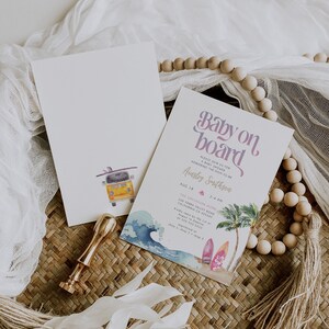 Puede incluir: Una invitaci&oacute;n a una fiesta de bienvenida al beb&eacute; con una ilustraci&oacute;n de acuarela de una tabla de surf, palmeras y una camioneta vintage. El texto dice "Baby on Board" e incluye la fecha, la hora y la ubicaci&oacute;n del evento.