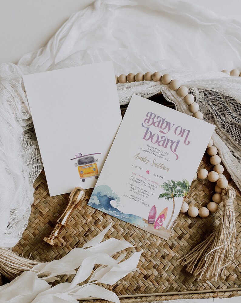Puede incluir: Una invitaci&oacute;n a una fiesta de bienvenida al beb&eacute; con una ilustraci&oacute;n de acuarela de una tabla de surf, palmeras y una camioneta vintage. El texto dice "Baby on Board" e incluye la fecha, la hora y la ubicaci&oacute;n del evento.