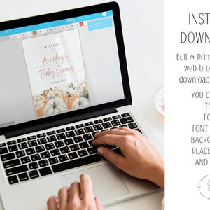 Op de afbeelding: Een laptopcomputer die een digitaal ontwerptemplate voor een babyshower-uitnodiging weergeeft. Het ontwerp bevat een aquarel-illustratie van pompoenen en de tekst "Welkom bij Ainsley's babyshower".
