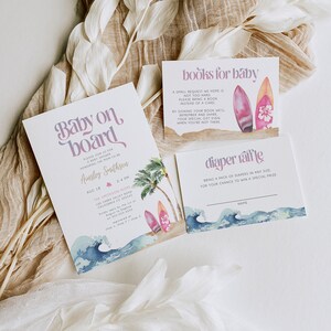 Puede incluir: Invitaci&oacute;n a una fiesta de bienvenida al beb&eacute; con un dise&ntilde;o de ola de acuarela azul y blanco. La invitaci&oacute;n dice "Baby on Board" e incluye la fecha, la hora y el lugar del evento. Tambi&eacute;n hay dos tarjetas para una rifa de libros y pa&ntilde;ales.