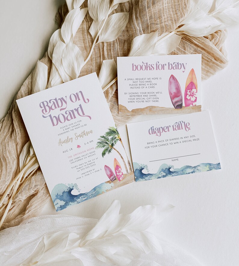 Puede incluir: Invitaci&oacute;n a una fiesta de bienvenida al beb&eacute; con un dise&ntilde;o de ola de acuarela azul y blanco. La invitaci&oacute;n dice "Baby on Board" e incluye la fecha, la hora y el lugar del evento. Tambi&eacute;n hay dos tarjetas para una rifa de libros y pa&ntilde;ales.