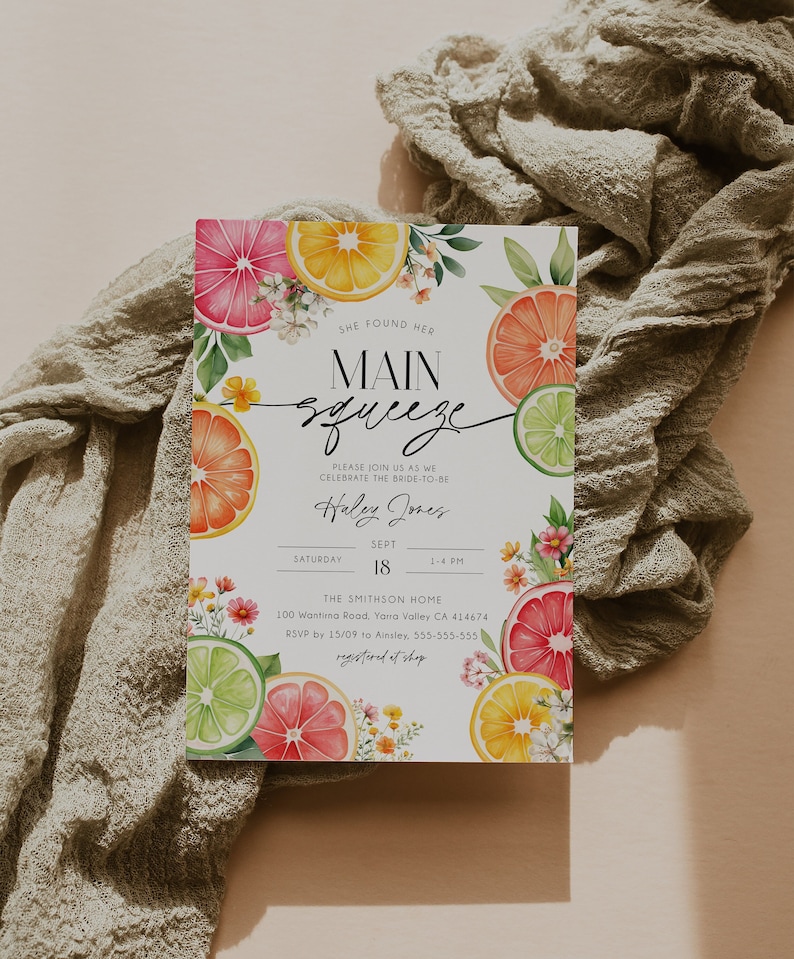 K&ouml;nnte beinhalten: Eine wei&szlig;e Karte mit einem Zitrusfr&uuml;chte-Motiv. Der Text lautet "She found her main squeeze" und enth&auml;lt Details f&uuml;r eine Bridal Shower f&uuml;r Haley Jones. Die Karte ist mit Aquarell-Illustrationen von Zitronen, Limetten und Grapefruits verziert.
