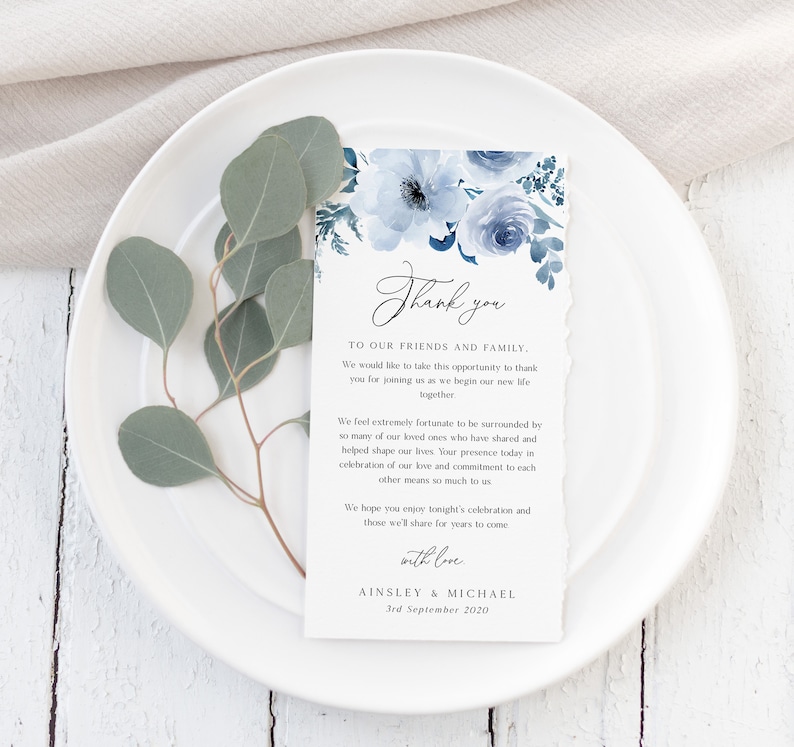 Puede incluir: Una tarjeta de agradecimiento con un dise&ntilde;o floral azul. La tarjeta dice: "Gracias a nuestros amigos y familiares. Queremos aprovechar esta oportunidad para agradecerles por acompa&ntilde;arnos en el comienzo de nuestra nueva vida juntos. Nos sentimos extremadamente afortunados de estar rodeados de tantos seres queridos que han compartido y ayudado a dar forma a nuestras vidas. Su presencia hoy en la celebraci&oacute;n de nuestro amor y compromiso mutuo significa mucho para nosotros. Esperamos que disfruten de la celebraci&oacute;n de esta noche y de todas las que compartiremos durante los a&ntilde;os venideros. Con amor, Ainsley & Michael, 3 de septiembre de 2020."