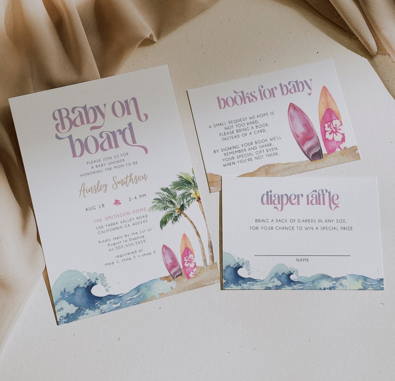 Puede incluir: Una invitaci&oacute;n a una fiesta de bienvenida al beb&eacute; con una ilustraci&oacute;n de acuarela de una tabla de surf y olas del oc&eacute;ano. La invitaci&oacute;n es para Ainsley Smithson e incluye la fecha, la hora y el lugar del evento. Tambi&eacute;n solicita a los invitados que traigan un libro en lugar de una tarjeta.