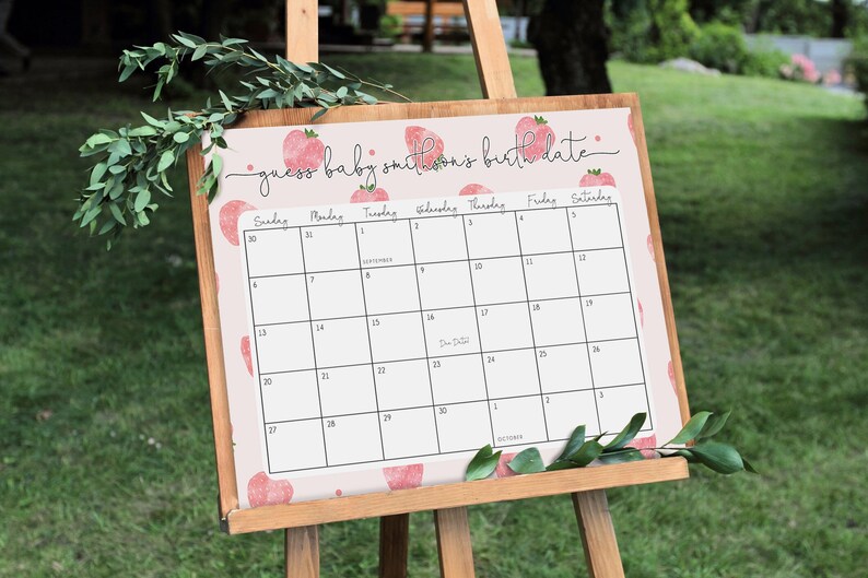 Puede incluir: Un calendario rosa y blanco con un patr&oacute;n de fresas. El calendario se titula "adivina la fecha de nacimiento del beb&eacute; Smithson".