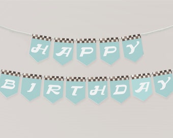 Op de afbeelding: Een blauw-wit geblokt verjaardagsbanner met de woorden "Happy Birthday" in witte cursieve letters.