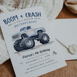 K&ouml;nnte beinhalten: Eine blaue und wei&szlig;e Geburtstagseinladung mit einer Aquarell-Illustration eines Monstertrucks. Die Einladung lautet "BOOM + CRASH Seien Sie dabei bei einem Monstertruck-Geburtstagsfest! Patricks 4. Geburtstag 03.05.20XX 14:00 - 16:00 Uhr 100 Wantirna Road, Kalifornien Bitte melden Sie sich bis zum 03.05 bei Ainsley unter 555-555-5555"