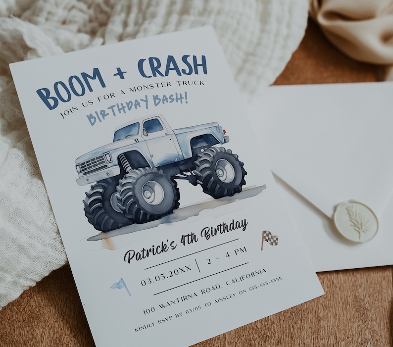 K&ouml;nnte beinhalten: Eine blaue und wei&szlig;e Geburtstagseinladung mit einer Aquarell-Illustration eines Monstertrucks. Die Einladung lautet "BOOM + CRASH Seien Sie dabei bei einem Monstertruck-Geburtstagsfest! Patricks 4. Geburtstag 03.05.20XX 14:00 - 16:00 Uhr 100 Wantirna Road, Kalifornien Bitte melden Sie sich bis zum 03.05 bei Ainsley unter 555-555-5555"