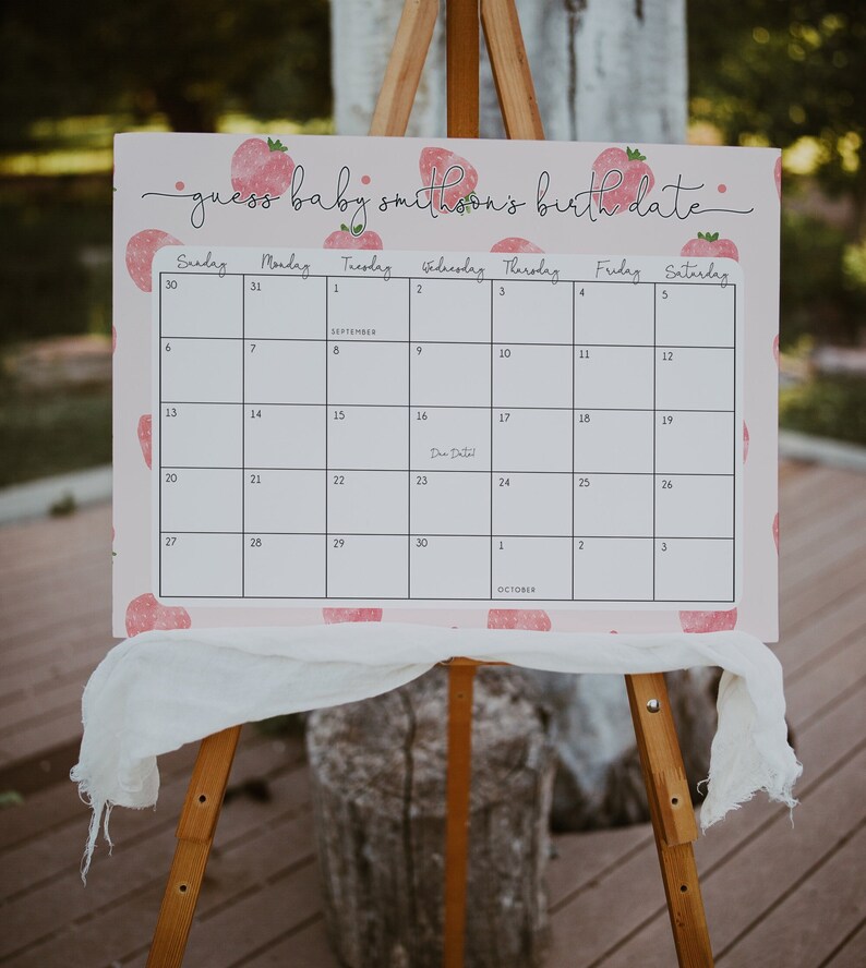 Puede incluir: Un calendario rosa y blanco con un patr&oacute;n de fresas. El calendario se titula "adivina la fecha de nacimiento del beb&eacute; smithson". La fecha de parto est&aacute; marcada el 16 de septiembre.