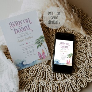 Puede incluir: Una invitaci&oacute;n a una fiesta de bienvenida al beb&eacute; con un dise&ntilde;o de acuarela que presenta tablas de surf, palmeras y olas. La invitaci&oacute;n dice "Baby on Board" e incluye el nombre "Ainsley Smithson" y la fecha y hora del evento. La invitaci&oacute;n est&aacute; impresa en una tarjeta blanca con un esquema de color rosa y morado.