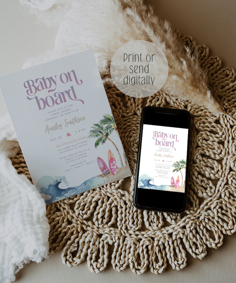 Puede incluir: Una invitaci&oacute;n a una fiesta de bienvenida al beb&eacute; con un dise&ntilde;o de acuarela que presenta tablas de surf, palmeras y olas. La invitaci&oacute;n dice "Baby on Board" e incluye el nombre "Ainsley Smithson" y la fecha y hora del evento. La invitaci&oacute;n est&aacute; impresa en una tarjeta blanca con un esquema de color rosa y morado.