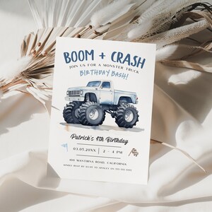 K&ouml;nnte beinhalten: Eine blaue und wei&szlig;e Monstertruck-Geburtstagseinladung mit dem Text "BOOM + CRASH" und "Feiert mit uns einen Monstertruck-Geburtstag!" Die Einladung enth&auml;lt auch das Datum "03.05.20XX", die Uhrzeit "2-4 PM" und die Adresse "100 WANTIRNA ROAD, CALIFORNIA".