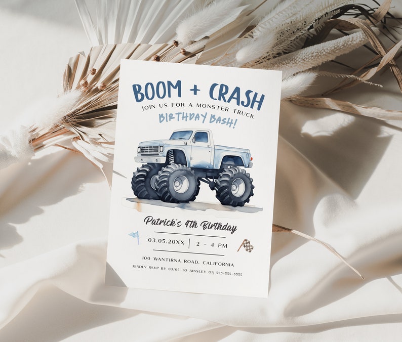 K&ouml;nnte beinhalten: Eine blaue und wei&szlig;e Monstertruck-Geburtstagseinladung mit dem Text "BOOM + CRASH" und "Feiert mit uns einen Monstertruck-Geburtstag!" Die Einladung enth&auml;lt auch das Datum "03.05.20XX", die Uhrzeit "2-4 PM" und die Adresse "100 WANTIRNA ROAD, CALIFORNIA".