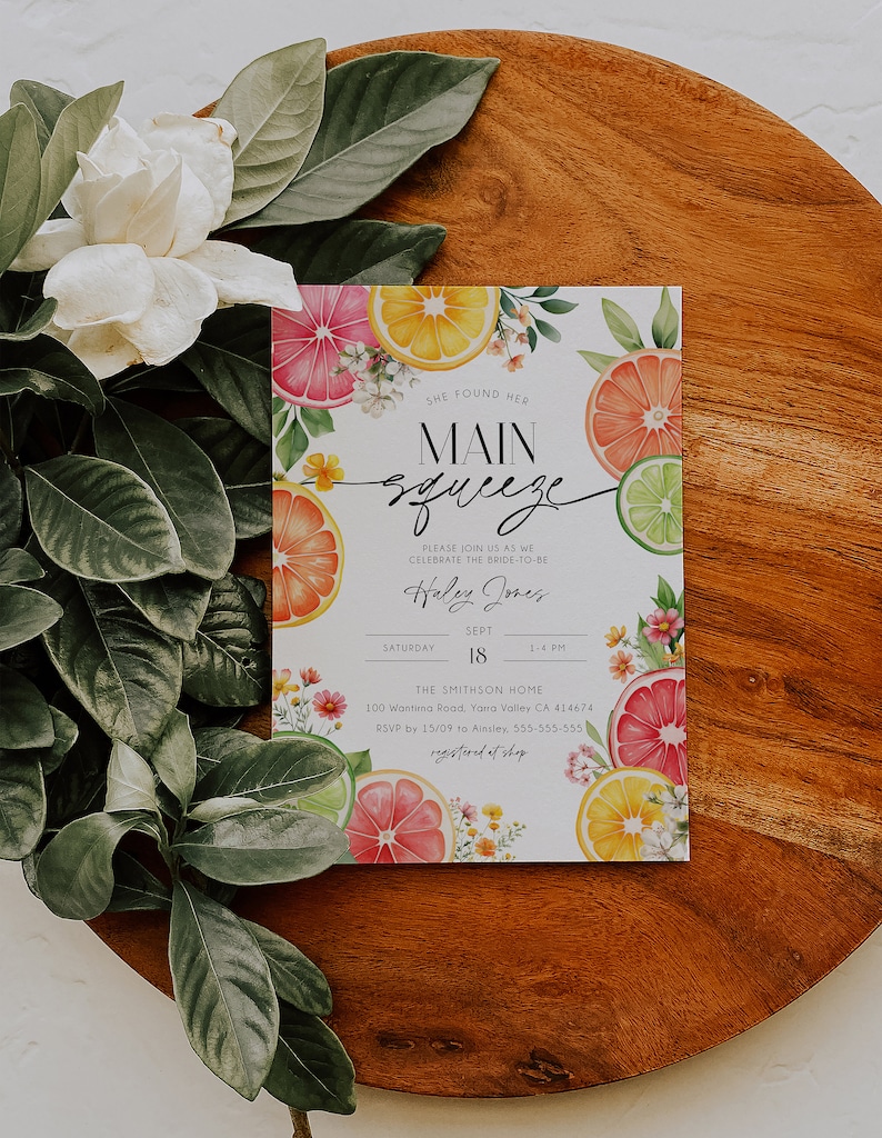 K&ouml;nnte beinhalten: Eine wei&szlig;e Karte mit einem Design aus Zitrusfr&uuml;chten und dem Text "She found her Main Squeeze" und "Haley Jones". Die Karte ist eine Einladung zu einer Bridal Shower mit Details zur Veranstaltung, einschlie&szlig;lich Datum, Uhrzeit und Ort.