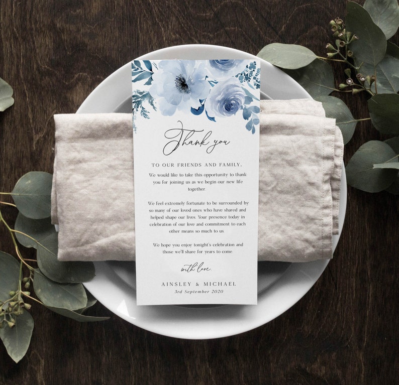 Puede incluir: Una tarjeta de agradecimiento de boda floral azul y blanca con el texto "Gracias" en una fuente de escritura. La tarjeta tambi&eacute;n incluye el texto "A nuestros amigos y familia" y "Ainsley & Michael" con la fecha "3 de septiembre de 2020".