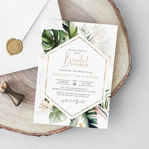 Puede incluir: Una invitaci&oacute;n blanca con detalles dorados e ilustraciones de hojas tropicales. El texto dice "Por favor, &uacute;nase a nosotros para un Shower de Novia en honor a la futura novia Ainsley Smithson. S&aacute;bado, 18 de septiembre a las 2:00 PM. The Smithson Residence, 100 Wantrina Road, Knoxfield CA 41345. Por favor, responda a Ainsley al 555-555-5555 antes del 1 de agosto. Registrado en Bridal."
