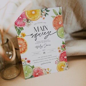 K&ouml;nnte beinhalten: Eine Aquarell-Illustration von Zitronen, Limetten und Grapefruits mit floralen Akzenten. Der Text "She found her main squeeze" befindet sich oben auf der Karte. Die Karte ist eine Einladung zu einer Bridal Shower f&uuml;r Haley Jones am 18. September von 13:00 bis 16:00 Uhr im Smithson Home. Die Adresse und die RSVP-Informationen sind enthalten.
