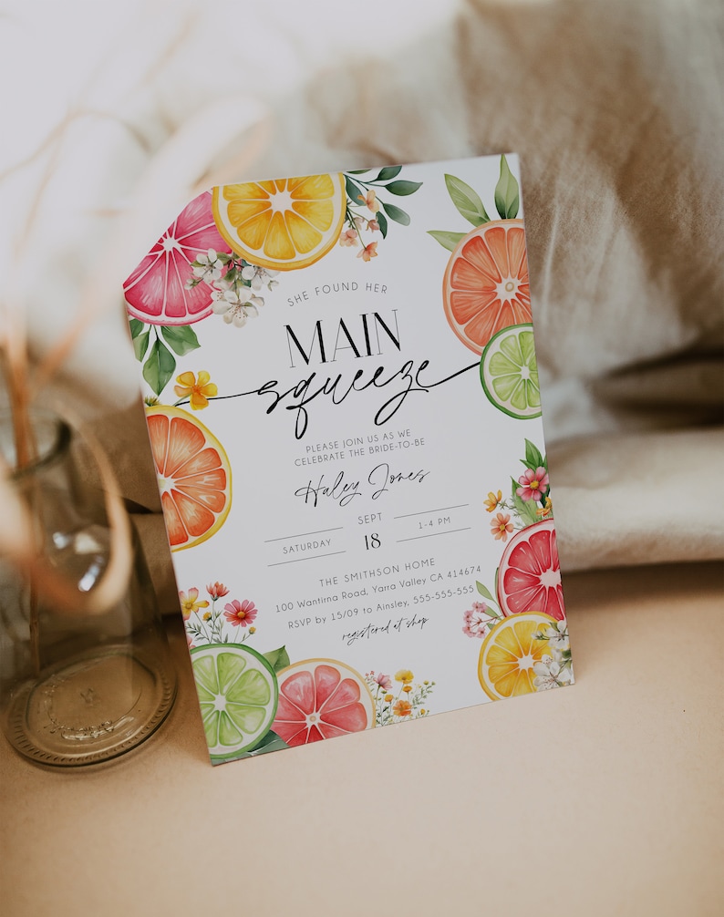 K&ouml;nnte beinhalten: Eine Aquarell-Illustration von Zitronen, Limetten und Grapefruits mit floralen Akzenten. Der Text "She found her main squeeze" befindet sich oben auf der Karte. Die Karte ist eine Einladung zu einer Bridal Shower f&uuml;r Haley Jones am 18. September von 13:00 bis 16:00 Uhr im Smithson Home. Die Adresse und die RSVP-Informationen sind enthalten.