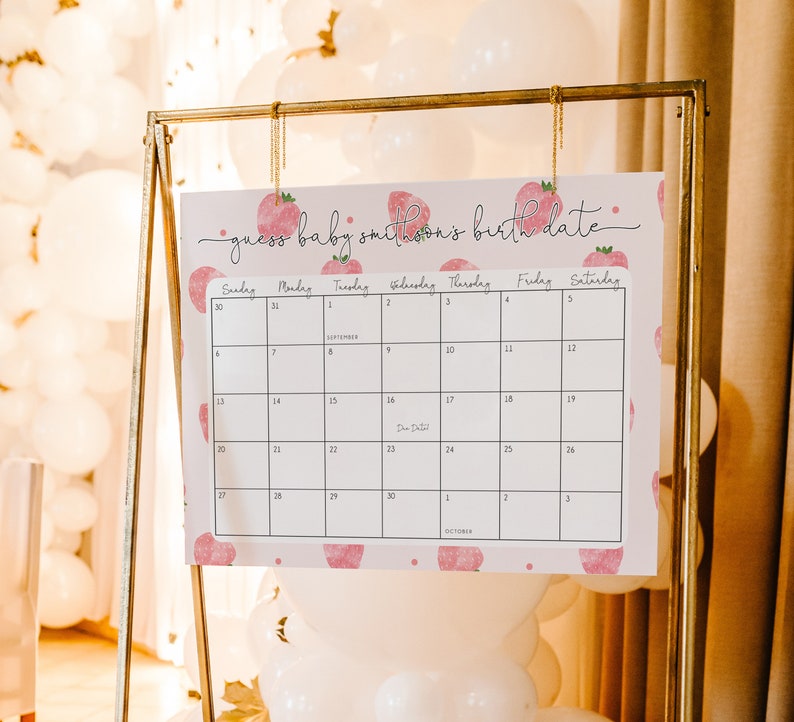 Puede incluir: Un calendario rosa y blanco con un patr&oacute;n de fresas. El calendario est&aacute; titulado "Adivina la fecha de nacimiento del beb&eacute; Smithson" y tiene los meses de septiembre y octubre listados. La fecha de parto est&aacute; marcada el 23 de septiembre.