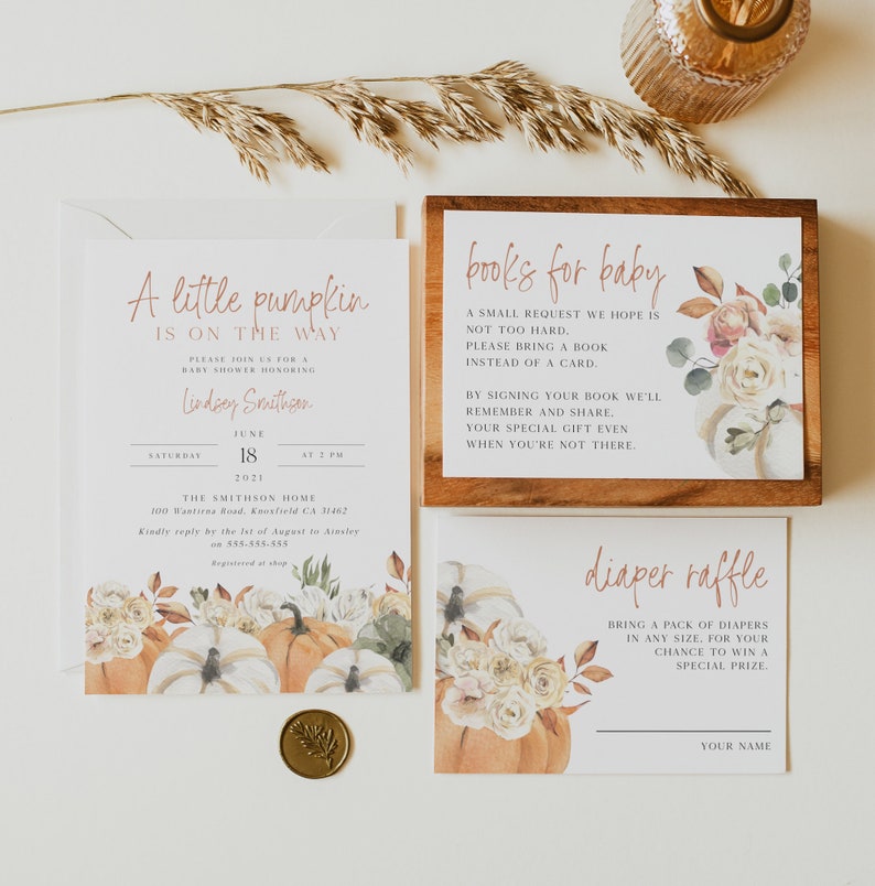 Pode incluir: Conjunto de papelaria para ch&aacute; de beb&eacute; com tema de ab&oacute;bora. O convite diz "A little pumpkin is on the way" com ilustra&ccedil;&otilde;es florais e de ab&oacute;boras. Inclui um sinal de "Livros para beb&eacute;" e um cart&atilde;o de "Rifa de fraldas".