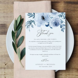 Puede incluir: Una tarjeta de agradecimiento con un dise&ntilde;o floral de acuarela en tonos azules. La tarjeta dice "Gracias" e incluye el texto "A nuestros amigos y familia. Queremos aprovechar esta oportunidad para agradecerles por unirse a nosotros al comenzar nuestra nueva vida juntos." La tarjeta tambi&eacute;n incluye los nombres "Ainsley & Michael" y la fecha "3 de septiembre de 2020".