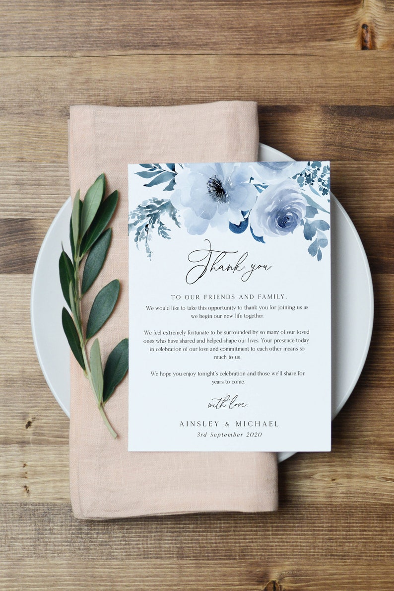Puede incluir: Una tarjeta de agradecimiento con un dise&ntilde;o floral de acuarela en tonos azules. La tarjeta dice "Gracias" e incluye el texto "A nuestros amigos y familia. Queremos aprovechar esta oportunidad para agradecerles por unirse a nosotros al comenzar nuestra nueva vida juntos." La tarjeta tambi&eacute;n incluye los nombres "Ainsley & Michael" y la fecha "3 de septiembre de 2020".