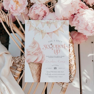 Puede incluir: Una invitaci&oacute;n de despedida de soltera rosa y blanca con una ilustraci&oacute;n de acuarela de un cono de helado. El texto dice "She's Been Scooped Up" e incluye el nombre de la novia, Zandra Kroxs, la fecha, 18 de septiembre, y la hora, de 2 a 4. La invitaci&oacute;n tambi&eacute;n incluye la direcci&oacute;n, 100 Wantirna Road, Yarra Valley, y la informaci&oacute;n de RSVP.