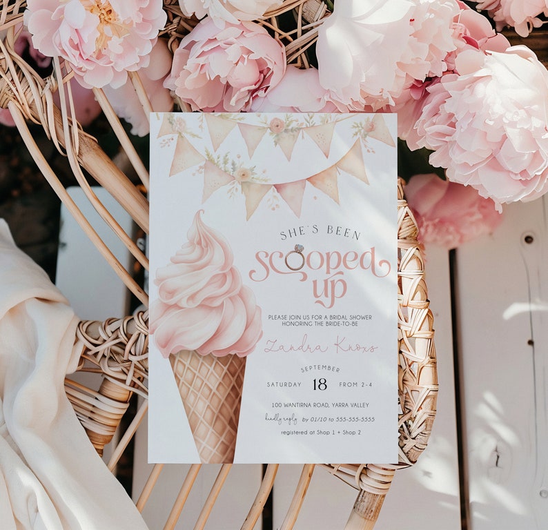 Puede incluir: Una invitaci&oacute;n de despedida de soltera rosa y blanca con una ilustraci&oacute;n de acuarela de un cono de helado. El texto dice "She's Been Scooped Up" e incluye el nombre de la novia, Zandra Kroxs, la fecha, 18 de septiembre, y la hora, de 2 a 4. La invitaci&oacute;n tambi&eacute;n incluye la direcci&oacute;n, 100 Wantirna Road, Yarra Valley, y la informaci&oacute;n de RSVP.