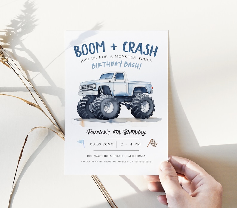 K&ouml;nnte beinhalten: Eine blaue und wei&szlig;e Monstertruck-Geburtstagseinladung mit dem Text "BOOM + CRASH" und "Feiert mit uns eine Monstertruck-Geburtstagsparty!" Die Einladung enth&auml;lt auch das Datum "03.05.20XX", die Uhrzeit "2 - 4 PM", die Adresse "100 WANTIRNA ROAD, CALIFORNIA" und RSVP-Informationen.