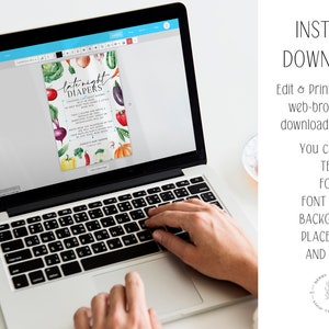 Op de afbeelding: Een laptop toont een sjabloon voor een babyshower-uitnodiging met de woorden "late night diapers" en groente-illustraties. Het scherm toont ook bewerkingsopties. De rechterkant van het scherm heeft de woorden "Instant Download".