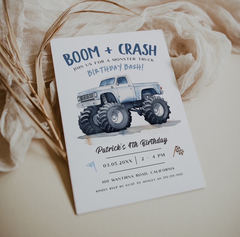 K&ouml;nnte beinhalten: Eine Geburtstagseinladung f&uuml;r eine Monstertruck-Party mit einem blauen und wei&szlig;en Monstertruck und dem Text "BOOM + CRASH JOIN US FOR A MONSTER TRUCK BIRTHDAY BASH!" und "Patrick's 4th Birthday 03.05.20XX | 2 - 4 PM 100 WANTIRNA ROAD, CALIFORNIA KINDLY RSVP BY 03/05 TO AINSLEY ON 555-555-5555".