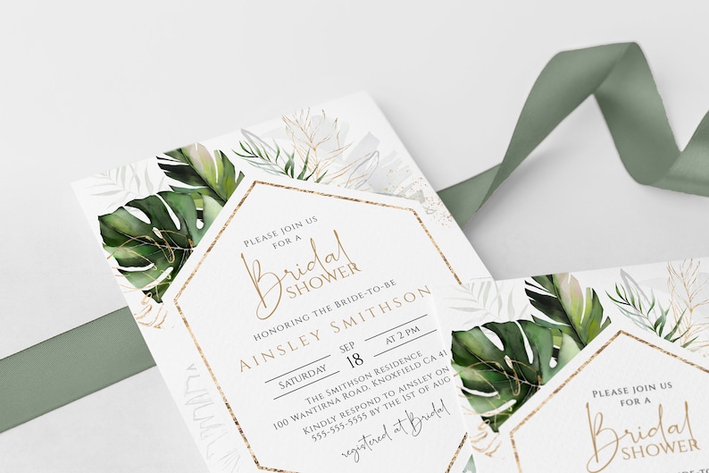 Puede incluir: Una invitaci&oacute;n blanca con detalles dorados y hojas tropicales verdes. La invitaci&oacute;n es para una despedida de soltera para Ainsley Smithson el s&aacute;bado 18 de septiembre a las 2 PM. La direcci&oacute;n es 100 Wantirna Road, Knoxfield CA 41. Por favor, responde a Ainsley antes del 1 de agosto al 555-555-5555. La invitaci&oacute;n est&aacute; registrada en Bridal.