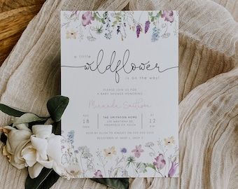Op de afbeelding: Een babyborrel uitnodiging met een aquarel bloemenrand. De tekst luidt "a little wildflower is on the way!"  Sluit je aan bij ons voor een babyborrel ter ere van Miranda Smithson.  The Smithson Home, 100 Wantirna Rd, Knoxfield CA 30124.  18 augustus 20XX om 12:00 uur.  RSVP vóór 01/04 aan Ainsley op 555-555-5555. Geregistreerd bij Shop 1, Shop 2.