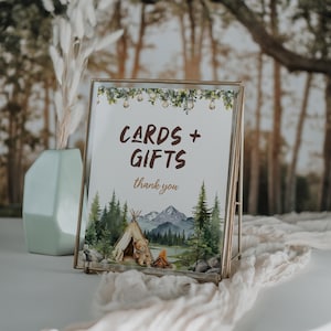 Plantilla de letrero con tarjetas y regalos de montaña, letrero con temática de campamento, letrero de feliz cumpleaños para un campista, letrero para fiesta de campamento, imprimible, BD196