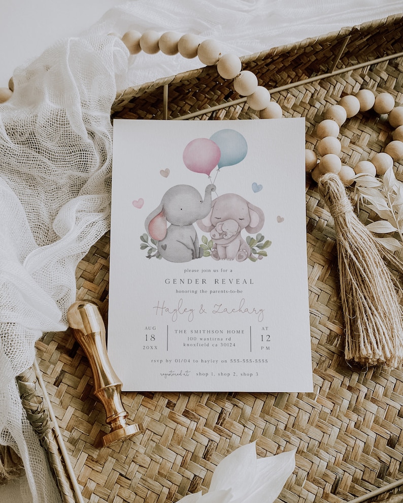 Peut inclure: Une invitation &agrave; une r&eacute;v&eacute;lation de sexe avec une illustration aquarelle de deux &eacute;l&eacute;phants tenant des ballons roses et bleus. Le texte indique "Veuillez nous rejoindre pour une r&eacute;v&eacute;lation de sexe en l'honneur des futurs parents Hayley & Zachary. Ao&ucirc;t 18, 20XX &agrave; 12h. The Smithson Home 100 Wantirna Rd Knuxfield CA 30124. RSVP avant le 01/04 &agrave; Hayley au 555-555-5555. Enregistr&eacute; &agrave; la boutique 1, &agrave; la boutique 2, &agrave; la boutique 3."